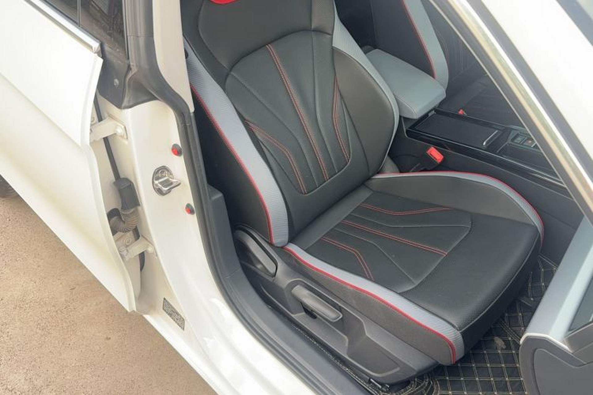 Used Volkswagen Lamando 2023 Lavida L 280TSI DSG Cool & Spicy Edition Right Front Seat