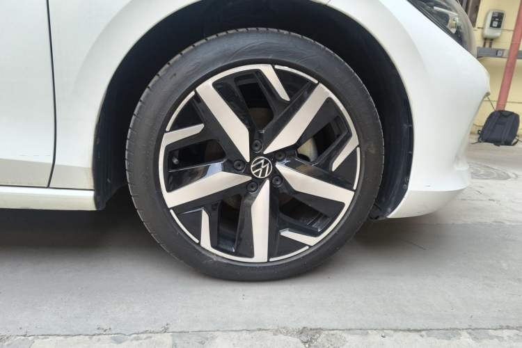 Used Volkswagen Lamando 2023 Lavida L 280TSI DSG Cool & Spicy Edition Right Front Wheel Hub