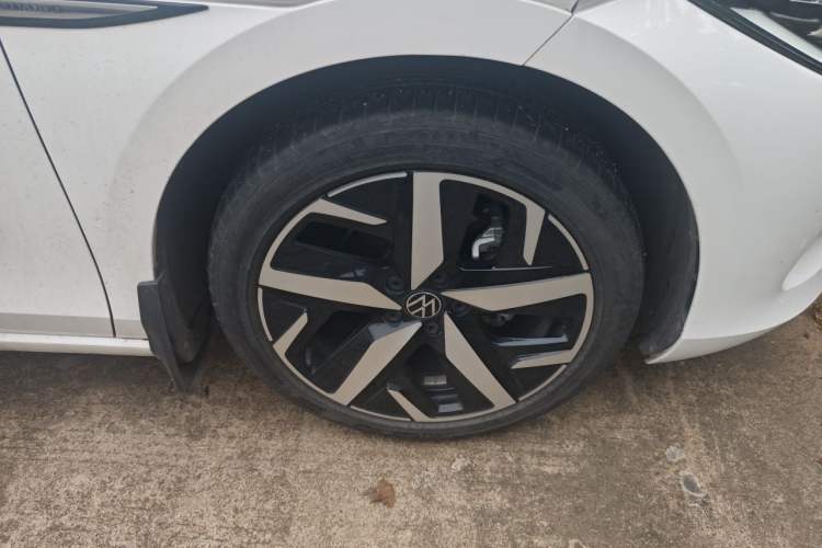 Used Volkswagen Lamando 2023 Lavida L 280TSI DSG Cool & Spicy Edition Right Front Wheel Hub