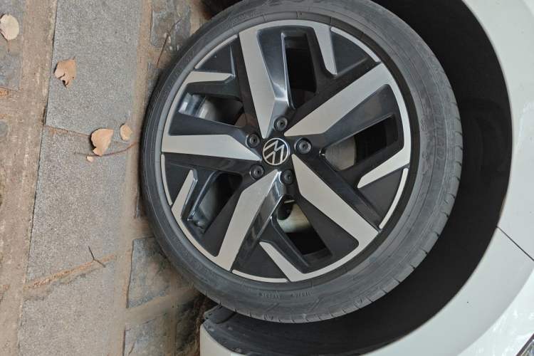 Used Volkswagen Lamando 2023 Lavida L 280TSI DSG Cool & Spicy Edition Right Front Wheel Hub