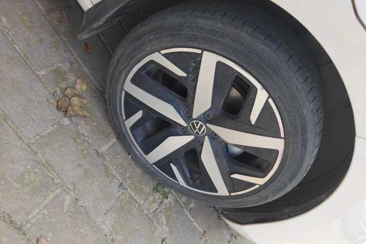 Used Volkswagen Lamando 2023 Lavida L 280TSI DSG Cool & Spicy Edition Right Front Wheel Hub