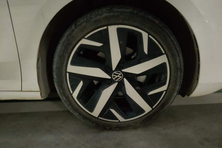 Used Volkswagen Lamando 2023 Lavida L 280TSI DSG Cool & Spicy Edition Right Front Wheel Hub