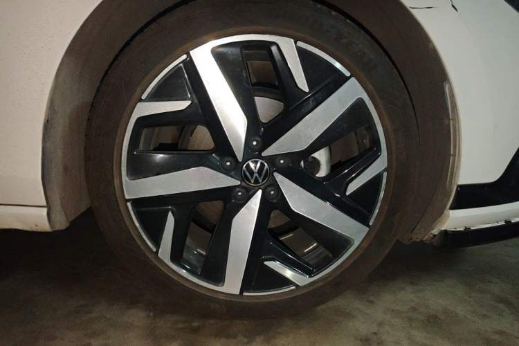Used Volkswagen Lamando 2023 Lavida L 280TSI DSG Cool & Spicy Edition Right Front Wheel Hub