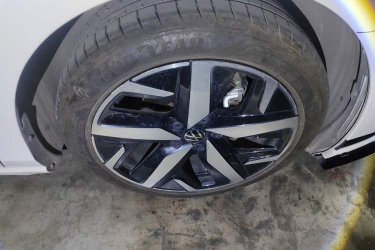 Used Volkswagen Lamando 2023 Lavida L 280TSI DSG Cool & Spicy Edition Right Front Wheel Hub