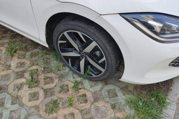 Used Volkswagen Lamando 2023 Lavida L 280TSI DSG Cool & Spicy Edition Right Front Wheel Hub