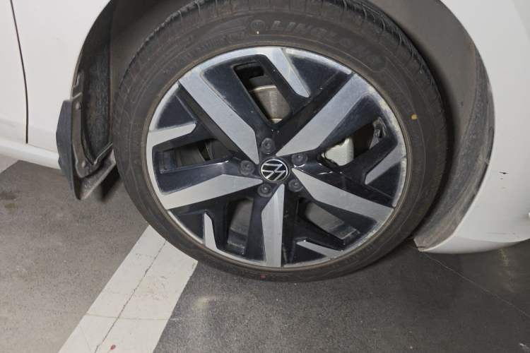 Used Volkswagen Lamando 2023 Lavida L 280TSI DSG Cool & Spicy Edition Right Front Wheel Hub