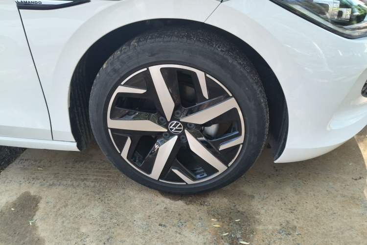 Used Volkswagen Lamando 2023 Lavida L 280TSI DSG Cool & Spicy Edition Right Front Wheel Hub