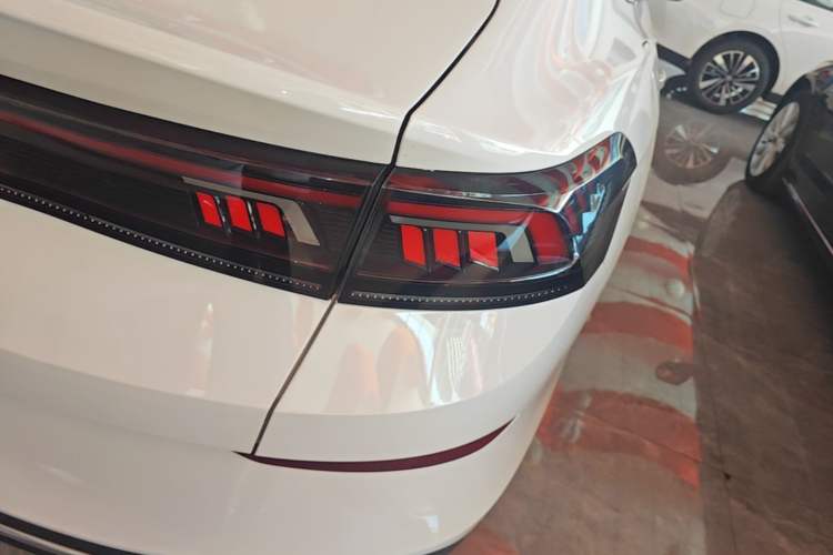 Used Volkswagen Lamando 2023 Lavida L 280TSI DSG Cool & Spicy Edition Right Rear Taillight