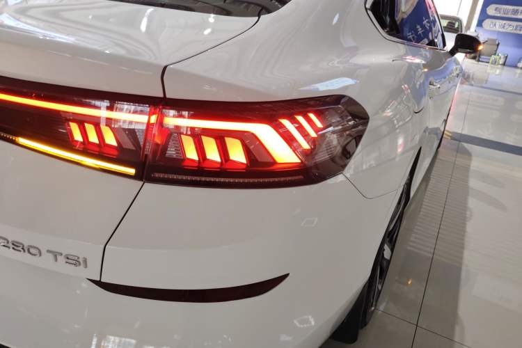 Used Volkswagen Lamando 2023 Lavida L 280TSI DSG Cool & Spicy Edition Right Rear Taillight