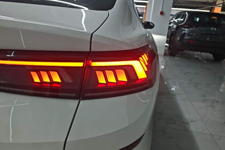 Used Volkswagen Lamando 2023 Lavida L 280TSI DSG Cool & Spicy Edition Right Rear Taillight