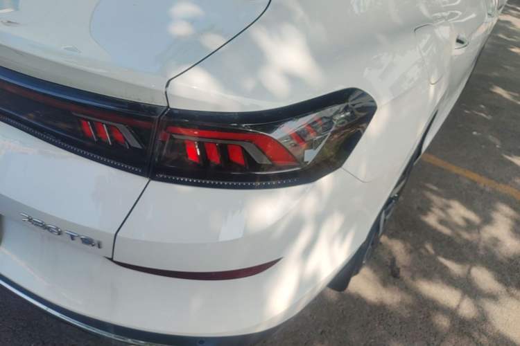 Used Volkswagen Lamando 2023 Lavida L 280TSI DSG Cool & Spicy Edition Right Rear Taillight