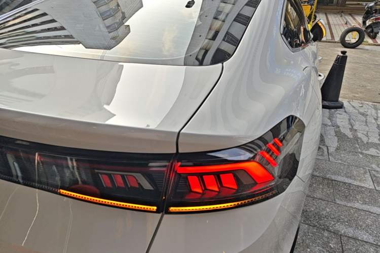 Used Volkswagen Lamando 2023 Lavida L 280TSI DSG Cool & Spicy Edition Right Rear Taillight