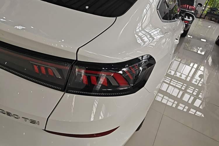 Used Volkswagen Lamando 2023 Lavida L 280TSI DSG Cool & Spicy Edition Right Rear Taillight