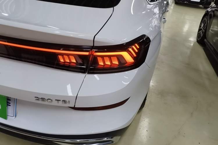 Used Volkswagen Lamando 2023 Lavida L 280TSI DSG Cool & Spicy Edition Right Rear Taillight