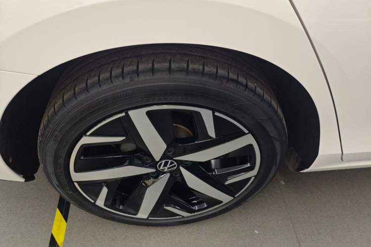 Used Volkswagen Lamando 2023 Lavida L 280TSI DSG Cool & Spicy Edition Right Rear Wheel Hub