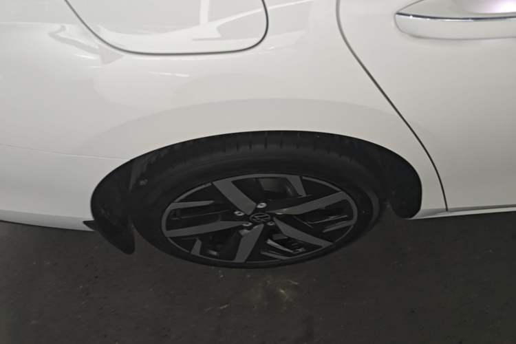 Used Volkswagen Lamando 2023 Lavida L 280TSI DSG Cool & Spicy Edition Right Rear Wheel Hub