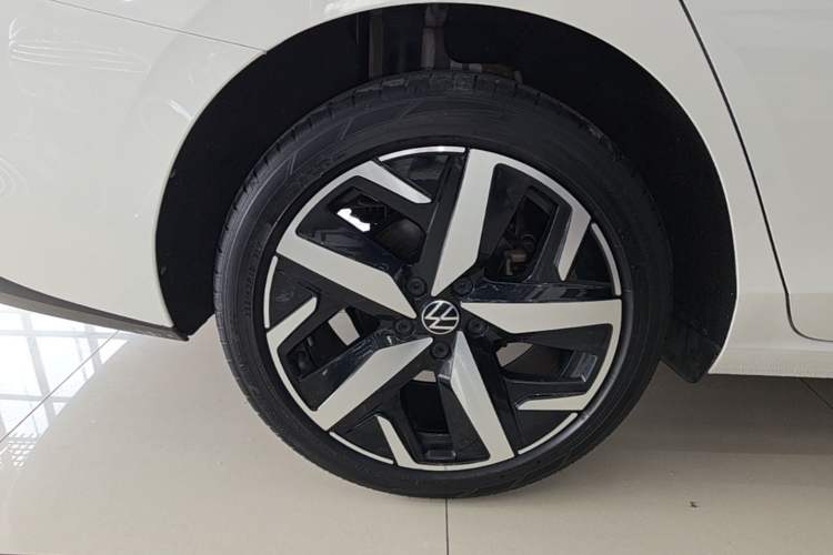 Used Volkswagen Lamando 2023 Lavida L 280TSI DSG Cool & Spicy Edition Right Rear Wheel Hub