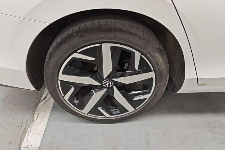 Used Volkswagen Lamando 2023 Lavida L 280TSI DSG Cool & Spicy Edition Right Rear Wheel Hub