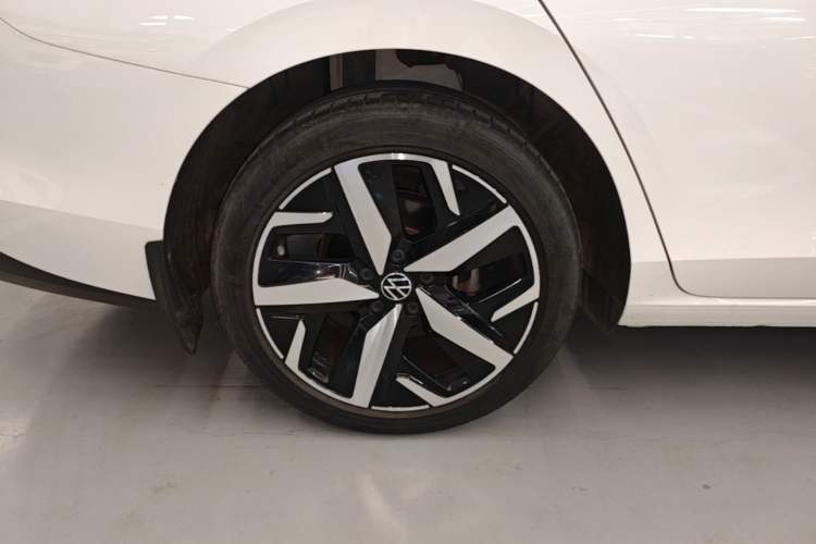 Used Volkswagen Lamando 2023 Lavida L 280TSI DSG Cool & Spicy Edition Right Rear Wheel Hub