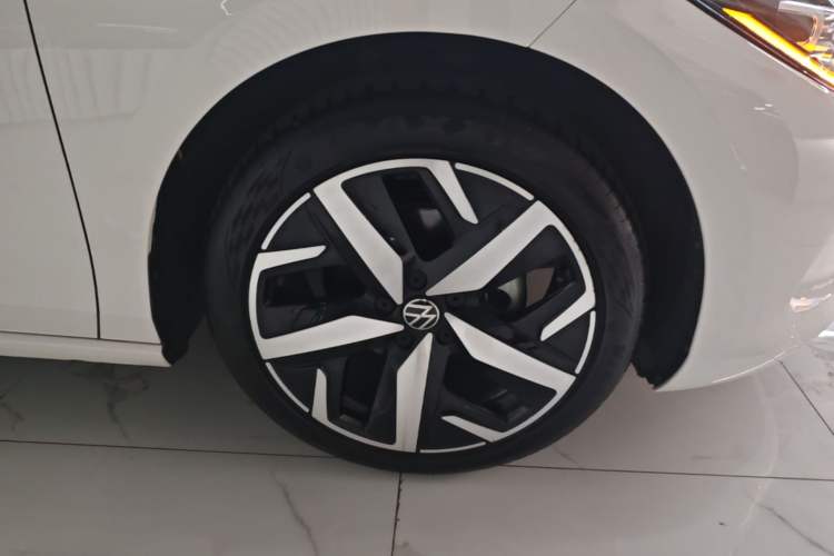 Used Volkswagen Lamando 2023 Lavida L 280TSI DSG Cool & Spicy Edition Right Rear Wheel Hub