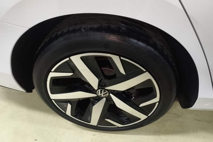 Used Volkswagen Lamando 2023 Lavida L 280TSI DSG Cool & Spicy Edition Right Rear Wheel Hub