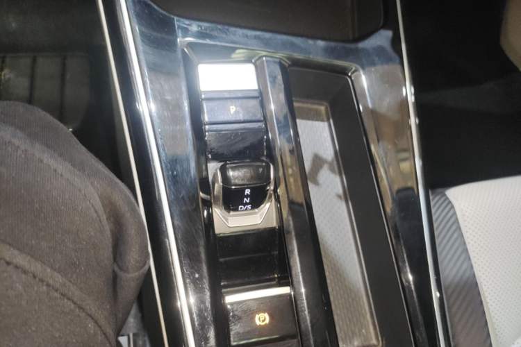 Used Volkswagen Lamando 2024 Lavida L 280TSI DSG Cool & Spicy Edition Gear Lever