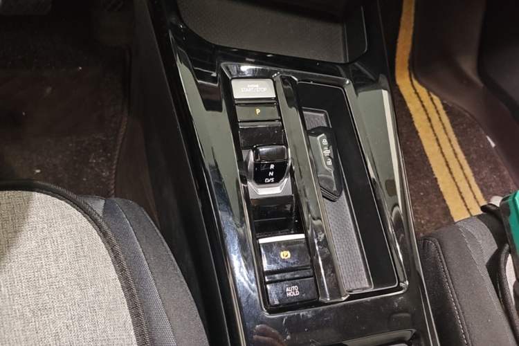 Used Volkswagen Lamando 2024 Lingdu L 200TSI DSG Trendy & Spicy Edition Gear Lever