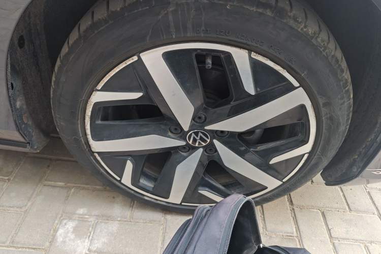 Used Volkswagen Lamando 2024 Lavida L 280TSI DSG Cool & Spicy Edition Right Front Wheel Hub