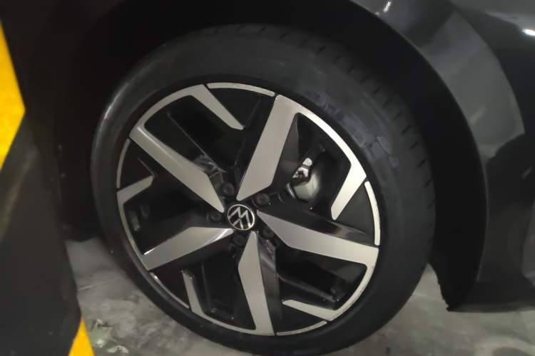 Used Volkswagen Lamando 2024 Lavida L 280TSI DSG Cool & Spicy Edition Right Front Wheel Hub