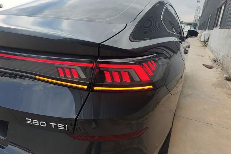 Used Volkswagen Lamando 2024 Lavida L 280TSI DSG Cool & Spicy Edition Right Rear Taillight