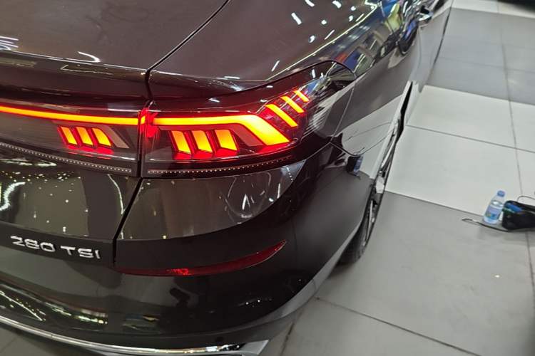 Used Volkswagen Lamando 2024 Lavida L 280TSI DSG Cool & Spicy Edition Right Rear Taillight