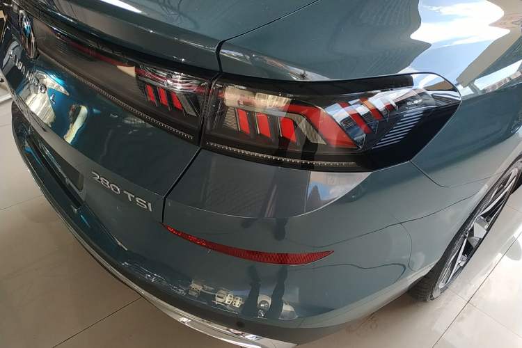 Used Volkswagen Lamando 2024 Lavida L 280TSI DSG Cool & Spicy Edition Right Rear Taillight