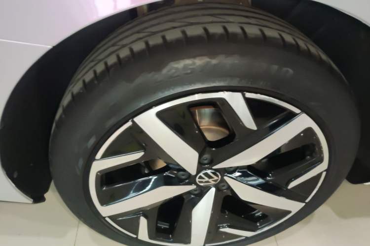 Used Volkswagen Lamando 2024 Lavida L 280TSI DSG Cool & Spicy Edition Right Rear Wheel Hub