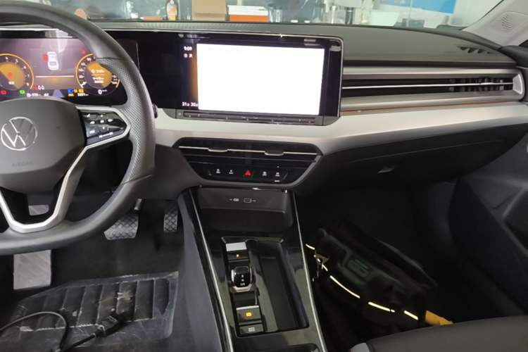 Used Volkswagen Lamando 2024 Lavida L 280TSI DSG Cool & Spicy Edition Audio And AC Panel