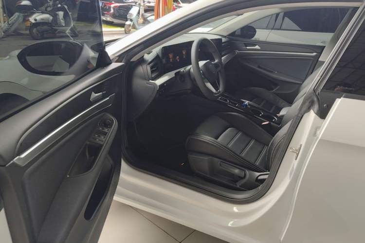Used Volkswagen Lamando 2024 Lingdu L 200TSI DSG Trendy & Spicy Edition Driver Seat