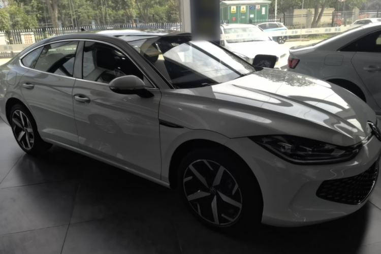 Used Volkswagen Lamando 2024 Lavida L 280TSI DSG Cool & Spicy Edition Front Right 45 Deg