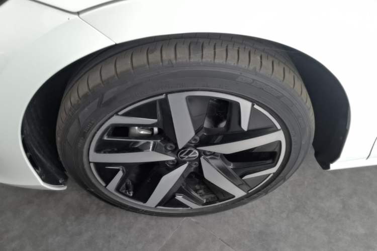 Used Volkswagen Lamando 2024 Lavida L 280TSI DSG Cool & Spicy Edition Left Front Wheel Hub