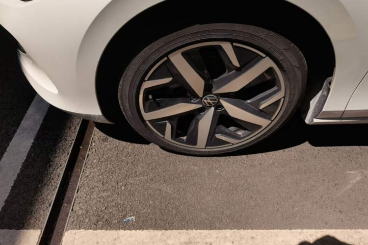 Used Volkswagen Lamando 2024 Lavida L 280TSI DSG Cool & Spicy Edition Left Front Wheel Hub