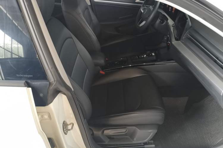 Used Volkswagen Lamando 2024 Lingdu L 200TSI DSG Trendy & Spicy Edition Right Front Seat