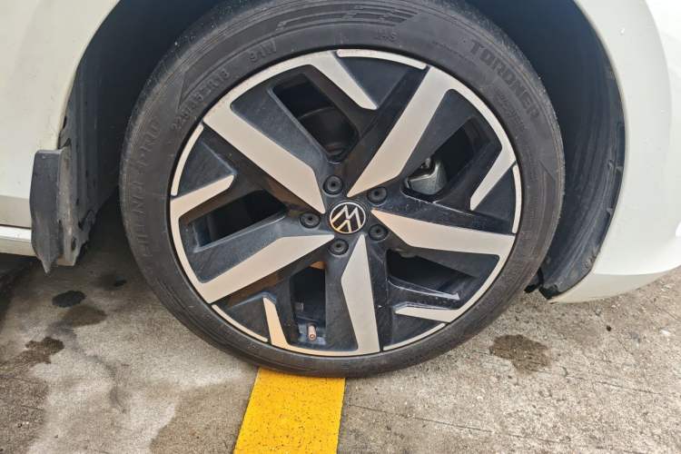Used Volkswagen Lamando 2024 Lavida L 280TSI DSG Cool & Spicy Edition Right Front Wheel Hub