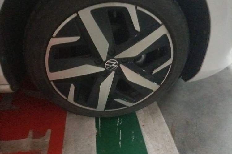 Used Volkswagen Lamando 2024 Lavida L 280TSI DSG Cool & Spicy Edition Right Front Wheel Hub