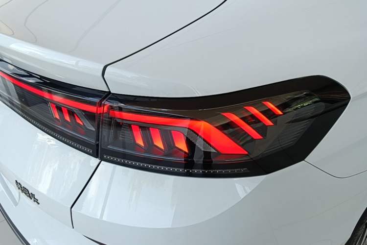 Used Volkswagen Lamando 2024 Lavida L 280TSI DSG Cool & Spicy Edition Right Rear Taillight