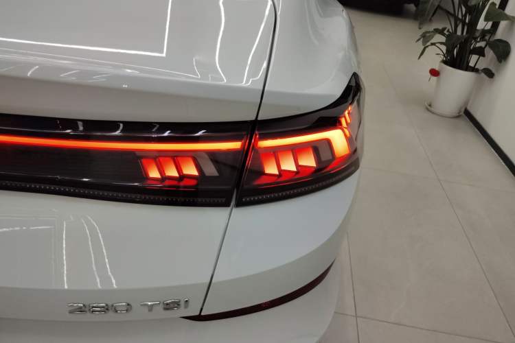 Used Volkswagen Lamando 2024 Lavida L 280TSI DSG Cool & Spicy Edition Right Rear Taillight
