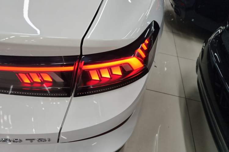 Used Volkswagen Lamando 2024 Lavida L 280TSI DSG Cool & Spicy Edition Right Rear Taillight