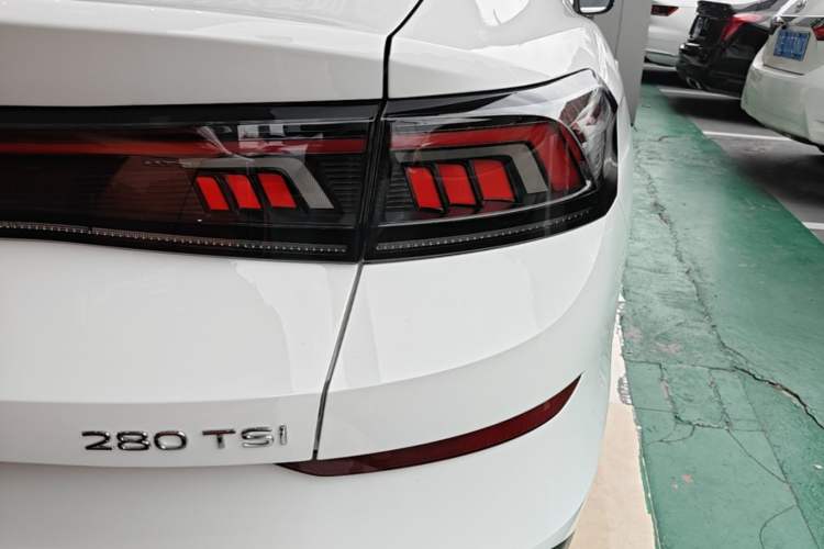 Used Volkswagen Lamando 2024 Lavida L 280TSI DSG Cool & Spicy Edition Right Rear Taillight