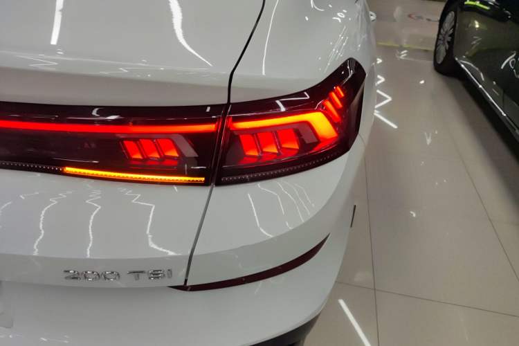 Used Volkswagen Lamando 2024 Lingdu L 200TSI DSG Trendy & Spicy Edition Right Rear Taillight