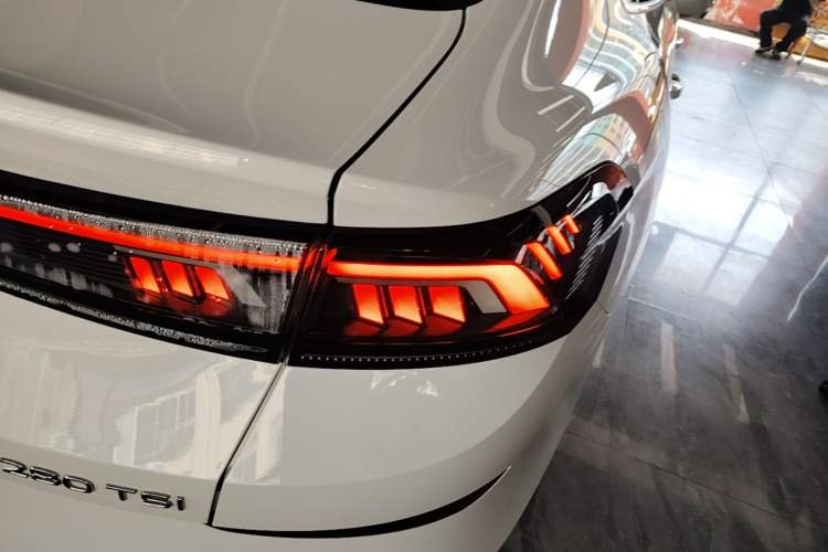 Used Volkswagen Lamando 2024 Lavida L 280TSI DSG Cool & Spicy Edition Right Rear Taillight