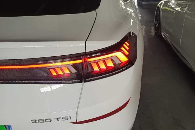 Used Volkswagen Lamando 2024 Lavida L 280TSI DSG Cool & Spicy Edition Right Rear Taillight