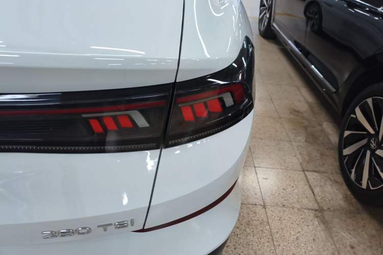 Used Volkswagen Lamando 2024 Lavida L 280TSI DSG Cool & Spicy Edition Right Rear Taillight