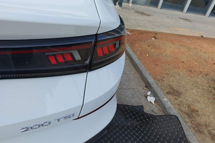 Used Volkswagen Lamando 2024 Lingdu L 200TSI DSG Trendy & Spicy Edition Right Rear Taillight